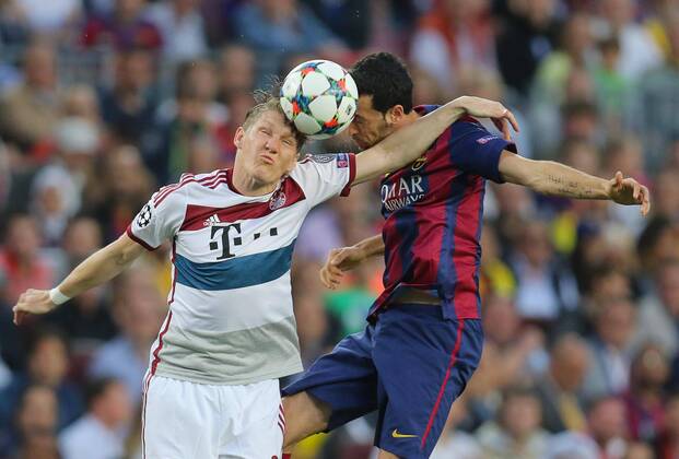 fcb31 Bastian SCHWEINSTEIGER, FCB 31 im Kopfballduell mit Sergio BUSQUETS, Barca 5 FC Barcelona Barca - FC BAYERN MUENCHEN , Fussball UEFA Champions League, Halbfinale Hinspiel, Muenchen, 06.05.2015 CL Saison 2014 2015, FCB, Muenchen