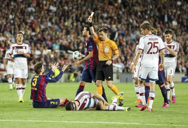 Hauptschiedsrichter Nicola RIZZOLI, ITA , Schiedsrichter, Linienrichter mit Fahne, Pfeife zeigt die Gelbe Karte, Verwarnung Gerard PIQUE, Barca 3 Robert LEWANDOWSKI, FCB 9 am Boden FC Barcelona Barca - FC BAYERN MUENCHEN 3-0 , Fussball UEFA Champions League, Halbfinale Hinspiel, Muenchen, 06.05.2015 CL Saison 2014 2015, FCB, Muenchen