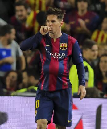 Lionel MESSI, Barca 10 Torjubel, Jubel nach dem Tor zum 2-0 Babybauch Baby Daumenlutscher, lutscht Daumen FC Barcelona Barca - FC BAYERN MUENCHEN 3-0 , Fussball UEFA Champions League, Halbfinale Hinspiel, Muenchen, 06.05.2015 CL Saison 2014 2015, FCB, Muenchen