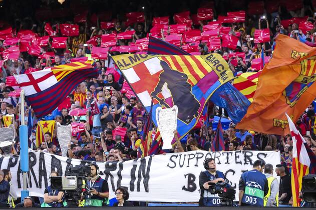 Fans, Fussballfans, supporters, spectators, Zuschauer, Jacke, Kutte, Weste, Fankurve Choreographie, Transparente, Show, Darstellung, Nachricht, Kommunikation, Fanchoreographie, Fankurve Fahne, Flagge, Vereinsfarben, Vereinsfahne, Fanfahne, Vereinsflagge, Fanflagge, schwenken, Fahnenmeer FC Barcelona Barca - FC BAYERN MUENCHEN 3-0 , Fussball UEFA Champions League, Halbfinale Hinspiel, Muenchen, 06.05.2015 CL Saison 2014 2015, FCB, Muenchen