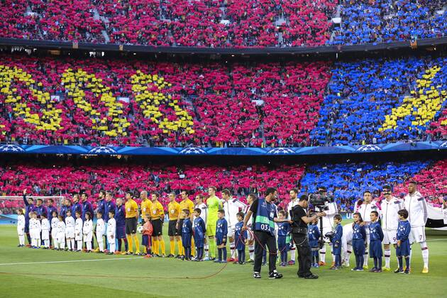 Mannschaften Aufstellung Fans, Fussballfans, supporters, spectators, Zuschauer, Jacke, Kutte, Weste, Fankurve Choreographie, Transparente, Show, Darstellung, Nachricht, Kommunikation, Fanchoreographie, Fankurve Fahne, Flagge, Vereinsfarben, Vereinsfahne, Fanfahne, Vereinsflagge, Fanflagge, schwenken, Fahnenmeer FC Barcelona Barca - FC BAYERN MUENCHEN 3-0 , Fussball UEFA Champions League, Halbfinale Hinspiel, Muenchen, 06.05.2015 CL Saison 2014 2015, FCB, Muenchen