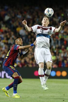 BARCELONA, May 6, 2015 -- FC FC Bayern München s German midfielder Bastian Schweinsteiger (R) vies for a ball with Barcelona s Brazilian forward Neymar during their first round match of semifinal at the 2014-2015 UEFA Champions League at Camp Nou Stadium in Barcelona, Spain, May 6, 2015. Barcelona won 3-0. ) (SP)SPAIN-BARCELONA-SOCCER-UEFA CHAMPIONS LEAGUE-SEMIFINAL-FCB VS FC FC Bayern München PauxBarrena 