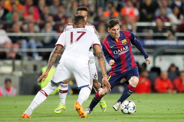 l-r: im Zweikampf, Aktion, mit Thiago Alcantara 6 (FC Bayern Muenchen), Jerome Boateng 17 (FC Bayern Muenchen) und Lionel Messi 10 FC Barcelona Barca , FC Barcelona vs. FC Bayern Muenchen, Fussball, Champions League, 06.05.2015 , EP_CKT