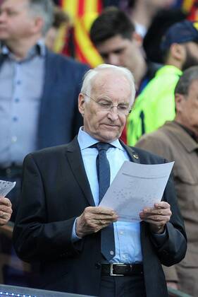 Edmund Stoiber (ehemaliger Ministerpraesident) studiert die Aufstellung , FC Barcelona Barca vs. FC Bayern Muenchen, Fussball, Champions League, 06.05.2015 , EP_CKT