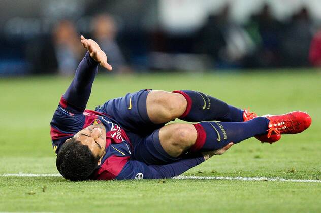 Luis Suarez 9 FC Barcelona Barca liegt verletzt am Boden , FC Barcelona vs. FC Bayern Muenchen, Fussball, Champions League, 06.05.2015 , EP_CKT