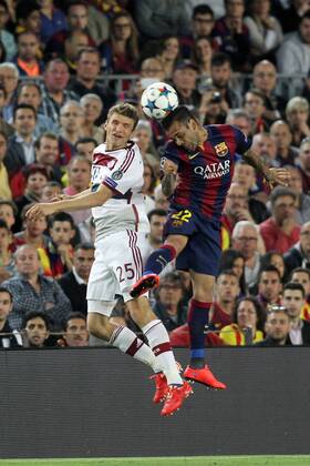 Dani Alves FC Barcelona Barca 22) im Kopfballduell gegen Thomas Mueller (FC Bayern Muenchen 25) FC Barcelona vs FC Bayern Muenchen, Fussball, Champions League, Halbfinale, 06.05.2015, Foto: Schueler Eibner EP_JSE