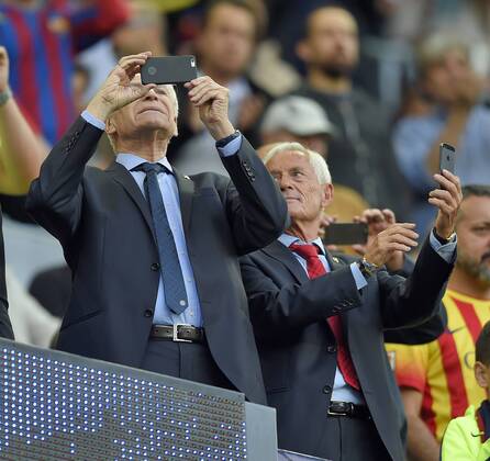06.05.2015, Fussball Champions League 2014 2015, Halbfinale Hinspiel, FC Barcelona Barca - FC Bayern München, im Stadion Camp Nou in Barcelona (Spanien). Edmund Stoiber (FC BAyern) und Bernd Rauch (re, FC Bayern) machen Fotos mit ihrem Handy auf der Ehrentribüne. 