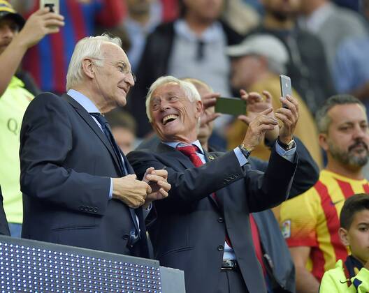 06.05.2015, Fussball Champions League 2014 2015, Halbfinale Hinspiel, FC Barcelona Barca - FC Bayern München, im Stadion Camp Nou in Barcelona (Spanien). Edmund Stoiber (FC BAyern) und Bernd Rauch (re, FC Bayern) machen Fotos mit ihrem Handy auf der Ehrentribüne. 