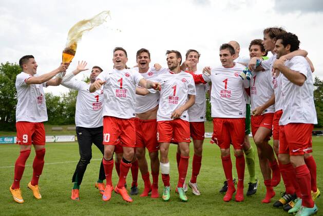 v.li.: Spieler des FC Würzburger Kickers feiern den vorzeitigen Gewinn Meisterschaft, Freude, freundlich, fröhlich, strahlend, optimistisch, Jubel, jubeln,Regionalligameister 2015, Fussball, Regionalliga Bayern, VfR Garching - FC Würzburger Kickers, xslx