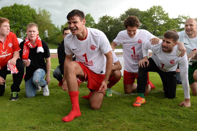 Christopher Bieber (FC Würzburger Kickers) animiert zum HUMBA TÄTERÄ Freude, freundlich, fröhlich, strahlend, optimistisch, Fussball, Regionalliga Bayern, VfR Garching - FC Würzburger Kickers, xslx