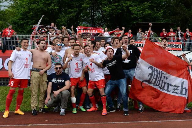 v.li.: Spieler des FC Würzburger Kickers feiern mit den Fans den vorzeitigen Gewinn Meisterschaft, Freude, freundlich, fröhlich, strahlend, optimistisch, Jubel, jubeln,Regionalligameister 2015, Fussball, Regionalliga Bayern, VfR Garching - FC Würzburger Kickers, xslx