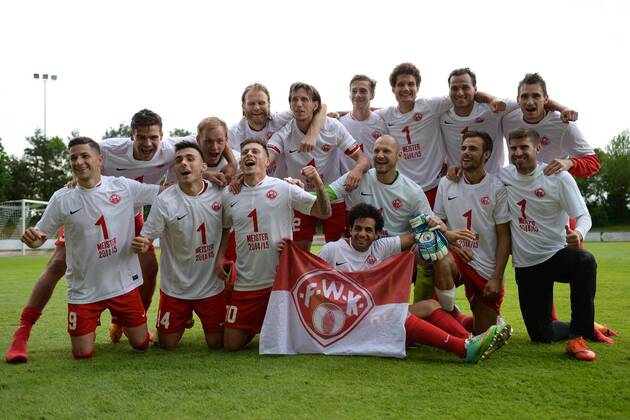 v.li.: Spieler des FC Würzburger Kickers feiern den vorzeitigen Gewinn Meisterschaft, Freude, freundlich, fröhlich, strahlend, optimistisch, Jubel, jubeln,Regionalligameister 2015, Fussball, Regionalliga Bayern, VfR Garching - FC Würzburger Kickers, xslx