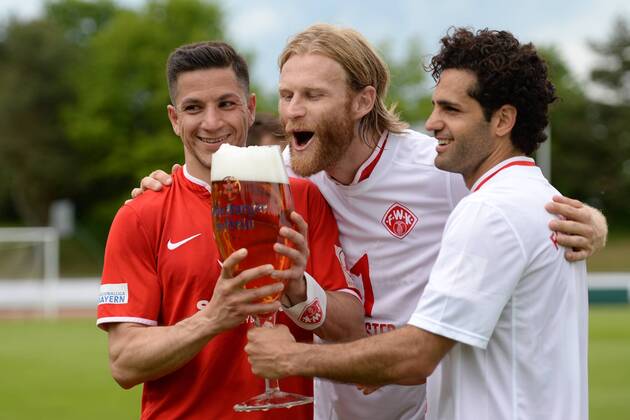 v.li.: Amir Shapourzadeh (FC Würzburger Kickers) Nico Herzig (FC Würzburger Kickers) Christian Demirtas (FC Würzburger Kickers) mit dem Siegerbier, Biertulpe, Bierglas, Freude, freundlich, fröhlich, strahlend, optimistisch. jubeln, jubel, Jubel, Fussball, Regionalliga Bayern, VfR Garching - FC Würzburger Kickers, xslx