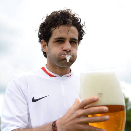 v.li.: Christian Demirtas (FC Würzburger Kickers) trinkt aus dem Bierglas, Siegerbier, lustig, Schaum vorm Mund, Einzelbild, Aktion, Action, Porträt, Portrait, Fussball, Regionalliga Bayern, VfR Garching - FC Würzburger Kickers, xslx