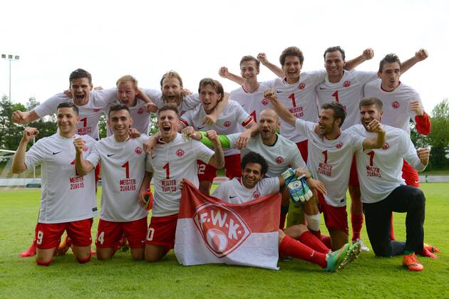 v.li.: Würzburger Spieler feiern die Regionalligameisterschaft, Meisterschaft, Regionalligameister, Freude, freundlich, fröhlich, strahlend, optimistisch, Teamfoto, Mannschaftsfoto, Siegerfoto, Fussball, Regionalliga Bayern, VfR Garching - FC Würzburger Kickers, xslx