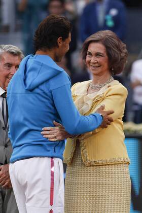 Queen Sofia of Spain presents the runners up trophy to Rafael Nadal of Spain after losing to Andy Murray of Britain during the men s final at the Madrid Open Tennis tournament in Madrid, Spain. May 10, 2015.  (2015051000080)