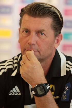 Pressekonferenz des 1. FFC Frankfurt am Montag (11.05.2015) im Frankfurter relexa-Hotel anlässlich des Finales in der UEFA Women s Champions League gegen Paris Saint-Germain am 14. Mai in Berlin. Cheftrainer Colin Bell (1. FFC Frankfurt).