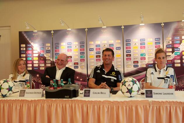 Pressekonferenz des 1. FFC Frankfurt am Montag (11.05.2015) im Frankfurter relexa-Hotel anlässlich des Finales in der UEFA Women s Champions League gegen Paris Saint-Germain am 14. Mai in Berlin. Von links: Marith Prießen (Priessen) (1. FFC Frankfurt), Manager Siegfried Dietrich (1. FFC Frankfurt), Cheftrainer Colin Bell (1. FFC Frankfurt), Simone Laudehr (1. FFC Frankfurt).