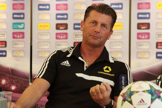 Pressekonferenz des 1. FFC Frankfurt am Montag (11.05.2015) im Frankfurter relexa-Hotel anlässlich des Finales in der UEFA Women s Champions League gegen Paris Saint-Germain am 14. Mai in Berlin. Cheftrainer Colin Bell (1. FFC Frankfurt).