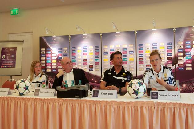 Pressekonferenz des 1. FFC Frankfurt am Montag (11.05.2015) im Frankfurter relexa-Hotel anlässlich des Finales in der UEFA Women s Champions League gegen Paris Saint-Germain am 14. Mai in Berlin. Von links: Marith Prießen (Priessen) (1. FFC Frankfurt), Manager Siegfried Dietrich (1. FFC Frankfurt), Cheftrainer Colin Bell (1. FFC Frankfurt), Simone Laudehr (1. FFC Frankfurt).