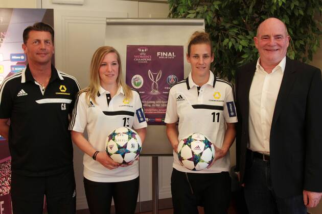 Pressekonferenz des 1. FFC Frankfurt am Montag (11.05.2015) im Frankfurter relexa-Hotel anlässlich des Finales in der UEFA Women s Champions League gegen Paris Saint-Germain am 14. Mai in Berlin. Von links: Cheftrainer Colin Bell (1. FFC Frankfurt), Marith Prießen (Priessen) (1. FFC Frankfurt), Simone Laudehr (1. FFC Frankfurt), Manager Siegfried Dietrich (1. FFC Frankfurt).