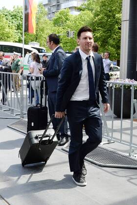 vl. Lionel Messi ( FC Barcelona Barca ) Ankunft des FC Barcelona im Hotel -Team-Hotel The Westin Grand- einen Tag vor dem Rueckspiel gegen den FC Bayern Muenchen. 11.05.2015, Champions League 2015, EP_AVS