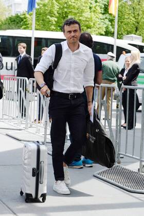 vl. Luis Enrique Martinez Garcia ( FC Barcelona Barca ) Ankunft des FC Barcelona im Hotel -Team-Hotel The Westin Grand- einen Tag vor dem Rueckspiel gegen den FC Bayern Muenchen. 11.05.2015, Champions League 2015, EP_AVS