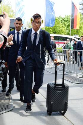 vl. Neymar ( FC Barcelona Barca ) Ankunft des FC Barcelona im Hotel -Team-Hotel The Westin Grand- einen Tag vor dem Rueckspiel gegen den FC Bayern Muenchen. 11.05.2015, Champions League 2015, EP_AVS