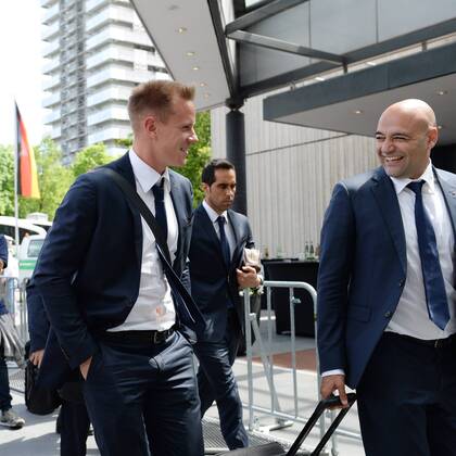 vl.Torwart Marc-Andre ter Stegen ( FC Barcelona Barca ) bei der Ankunft des FC Barcelona im Hotel -Team-Hotel The Westin Grand- einen Tag vor dem Rueckspiel gegen den FC Bayern Muenchen. 11.05.2015, Champions League 2015, EP_avs