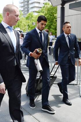 Luis Suarez ( FC Barcelona Barca ) Bildmitte, bei der Ankunft des FC Barcelona im Hotel -Team-Hotel The Westin Grand- einen Tag vor dem Rueckspiel gegen den FC Bayern Muenchen. 11.05.2015, Champions League 2015, EP_avs