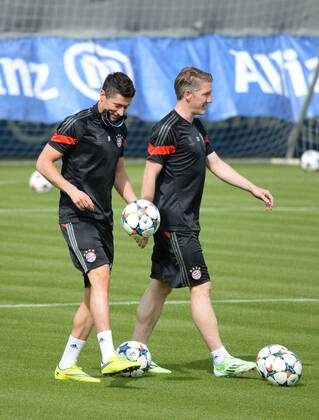 vl. Robert Lewandowski ( FC Bayern Muenchen ) und Bastian Schweinsteiger ( FC Bayern Muenchen ) FC Bayern Muenchen - Training , Fussball, Champions - League, Saebener Strasse 11.05.2015 EP_avs