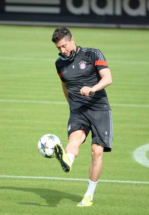 vl. Robert Lewandowski ( FC Bayern Muenchen ) FC Bayern Muenchen - Training , Fussball, Champions - League, Saebener Strasse 11.05.2015 EP_avs