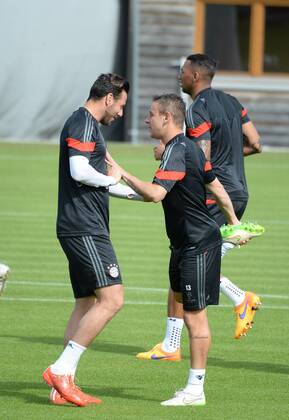 vl. Claudio Pizarro ( FC Bayern Muenchen ) und Rafinha ( FC Bayern Muenchen ) FC Bayern Muenchen - Training , Fussball, Champions - League, Saebener Strasse 11.05.2015 EP_avs