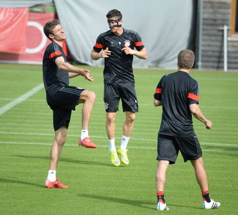 vl. Thomas Mueller ( FC Bayern Muenchen ), Robert Lewandowski ( FC Bayern Muenchen ) und Philipp Lahm ( FC Bayern Muenchen ) FC Bayern Muenchen - Training , Fussball, Champions - League, Saebener Strasse 11.05.2015 EP_avs