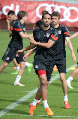 vl. Medhi Benatia ( FC Bayern Muenchen ) FC Bayern Muenchen - Training , Fussball, Champions - League, Saebener Strasse 11.05.2015 EP_avs