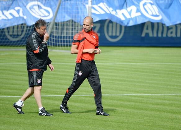 vl. Pep Guardiola ( FC Bayern Muenchen ) FC Bayern Muenchen - Training , Fussball, Champions - League, Saebener Strasse 11.05.2015 EP_avs