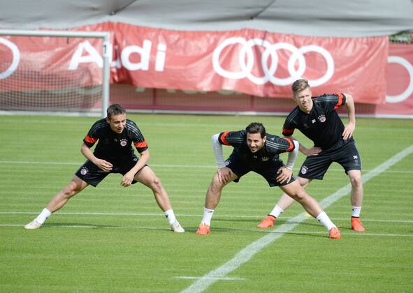 vl. Rafinha ( FC Bayern Muenchen ), Claudio Pizarro ( Fc Bayern Muenchen ) und Mitchell Weiser ( FC Bayern Muenchen ) FC Bayern Muenchen - Training , Fussball, Champions - League, Saebener Strasse 11.05.2015 EP_avs