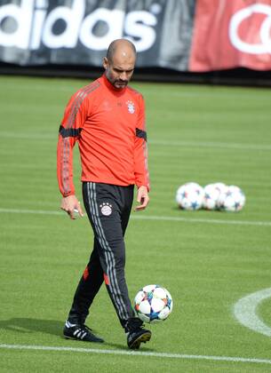 vl. Pep Guardiola ( FC Bayern Muenchen ) FC Bayern Muenchen - Training , Fussball, Champions - League, Saebener Strasse 11.05.2015 EP_avs