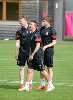 vl. Mitchell Weiser ( FC Bayern Muenchen ) und Rafinha ( FC Bayern Muenchen ) FC Bayern Muenchen - Training , Fussball, Champions - League, Saebener Strasse 11.05.2015 EP_avs