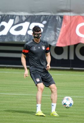 vl. Robert Lewandowski ( FC Bayern Muenchen ) FC Bayern Muenchen - Training , Fussball, Champions - League, Saebener Strasse 11.05.2015 EP_avs