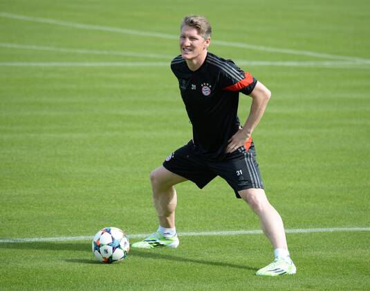 vl. Bastian Schweinsteiger ( FC Bayern Muenchen ) FC Bayern Muenchen - Training , Fussball, Champions - League, Saebener Strasse 11.05.2015 EP_avs