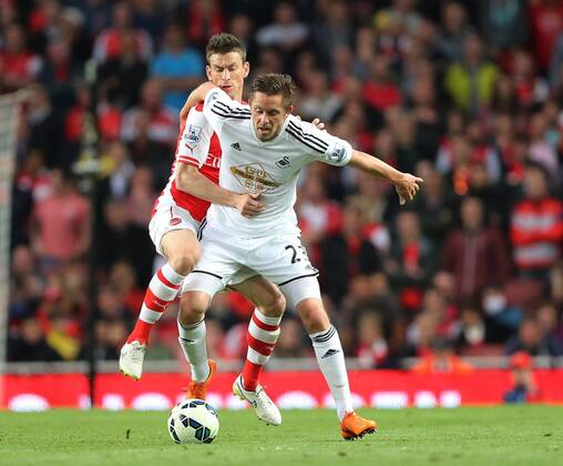 Aktuell Fußball, England, Premier League, FC Arsenal - Swansea City Arsenal s Laurent Koscielny tussles with Swansea s Gylfi Sigurdsson Barclays Premier League - Arsenal vs Swansea City - Emirates Stadium - England - 11th May 2015 - Picture David Klein Sportimage EDITORIAL USE ONLY. No use with unauthorised audio, video, data, fixture lists, club league logos or live services. Online in-match use limited to 120 images, no video emulation. No use in betting, games or single club league player publications.