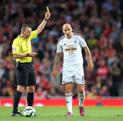 Aktuell Fußball, England, Premier League, FC Arsenal - Swansea City Swansea s Jonjo Shelvey gets booked Barclays Premier League - Arsenal vs Swansea City - Emirates Stadium - England - 11th May 2015 - Picture David Klein Sportimage EDITORIAL USE ONLY. No use with unauthorised audio, video, data, fixture lists, club league logos or live services. Online in-match use limited to 120 images, no video emulation. No use in betting, games or single club league player publications.