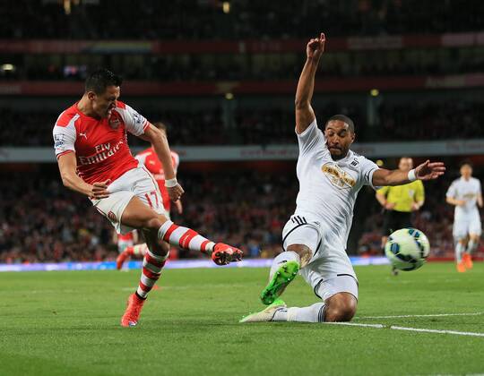 Aktuell Fußball, England, Premier League, FC Arsenal - Swansea City Arsenal s Alexis Sanchez fires a shot past Swansea s Ashley Williams but just wide of the post Barclays Premier League - Arsenal vs Swansea City - Emirates Stadium - England - 11th May 2015 - Picture David Klein Sportimage EDITORIAL USE ONLY. No use with unauthorised audio, video, data, fixture lists, club league logos or live services. Online in-match use limited to 120 images, no video emulation. No use in betting, games or single club league player publications.