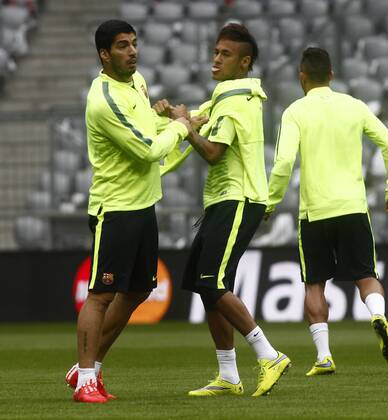 FC Barcelona training session at Allianz Arena before second leg of 1 2 Champions League semifinal. In this picture, Luis Suarez and Neymar. xFRANCESCxADELANTADOx 