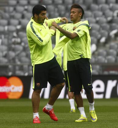 FC Barcelona training session at Allianz Arena before second leg of 1 2 Champions League semifinal. In this picture, Luis Suarez and Neymar. xFRANCESCxADELANTADOx 
