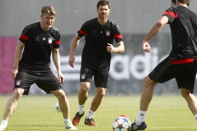 FC Bayern München training session before the second leg of the Semifinal Champions League match. In this picture, Bastian Schweinsteiger, Xabi Alonso. xFRANCESCxADELANTADOx 