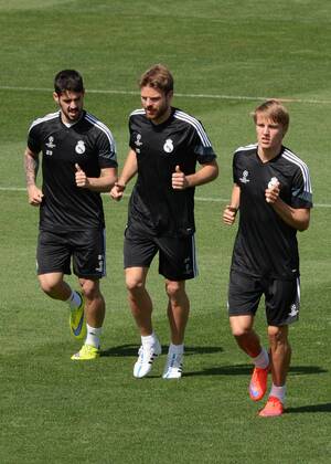 Aktuell Fußball, Champions League, Training FC Real Madrid ESPANA, MADRID 12 APR: Isco, Martin Ödegaard, Asier -Illarra- Illarramendi training in Ciudad Deportiva Real Madrid (Valdebebas), for the next match Champions League 2014 15 Real Madrid VS Juventus in Stadium Santiago Bernabeu (Madrid). 12th of April 2015 (Madrid). (Isa Saiz Cordon Press). 