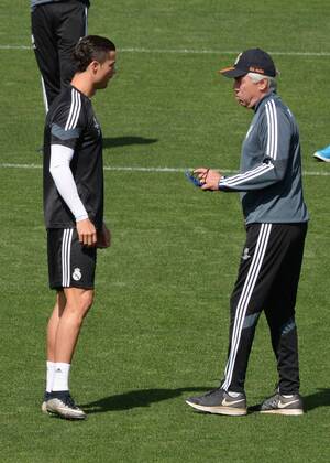 Aktuell Fußball, Champions League, Training FC Real Madrid ESPANA, MADRID 12 APR: Carlo Ancelotti speaks Cristiano Ronaldo in Ciudad Deportiva Real Madrid (Valdebebas), for the next match Champions League 2014 15 Real Madrid VS Juventus in Stadium Santiago Bernabeu (Madrid). 12th of April 2015 (Madrid). (Isa Saiz Cordon Press). 