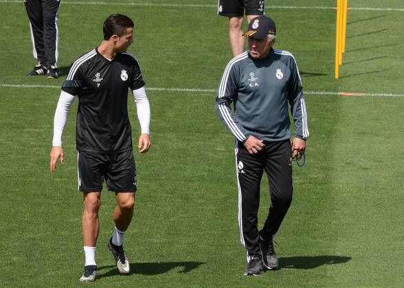 Aktuell Fußball, Champions League, Training FC Real Madrid ESPANA, MADRID 12 APR: Carlo Ancelotti speaks Cristiano Ronaldo in Ciudad Deportiva Real Madrid (Valdebebas), for the next match Champions League 2014 15 Real Madrid VS Juventus in Stadium Santiago Bernabeu (Madrid). 12th of April 2015 (Madrid). (Isa Saiz Cordon Press). 